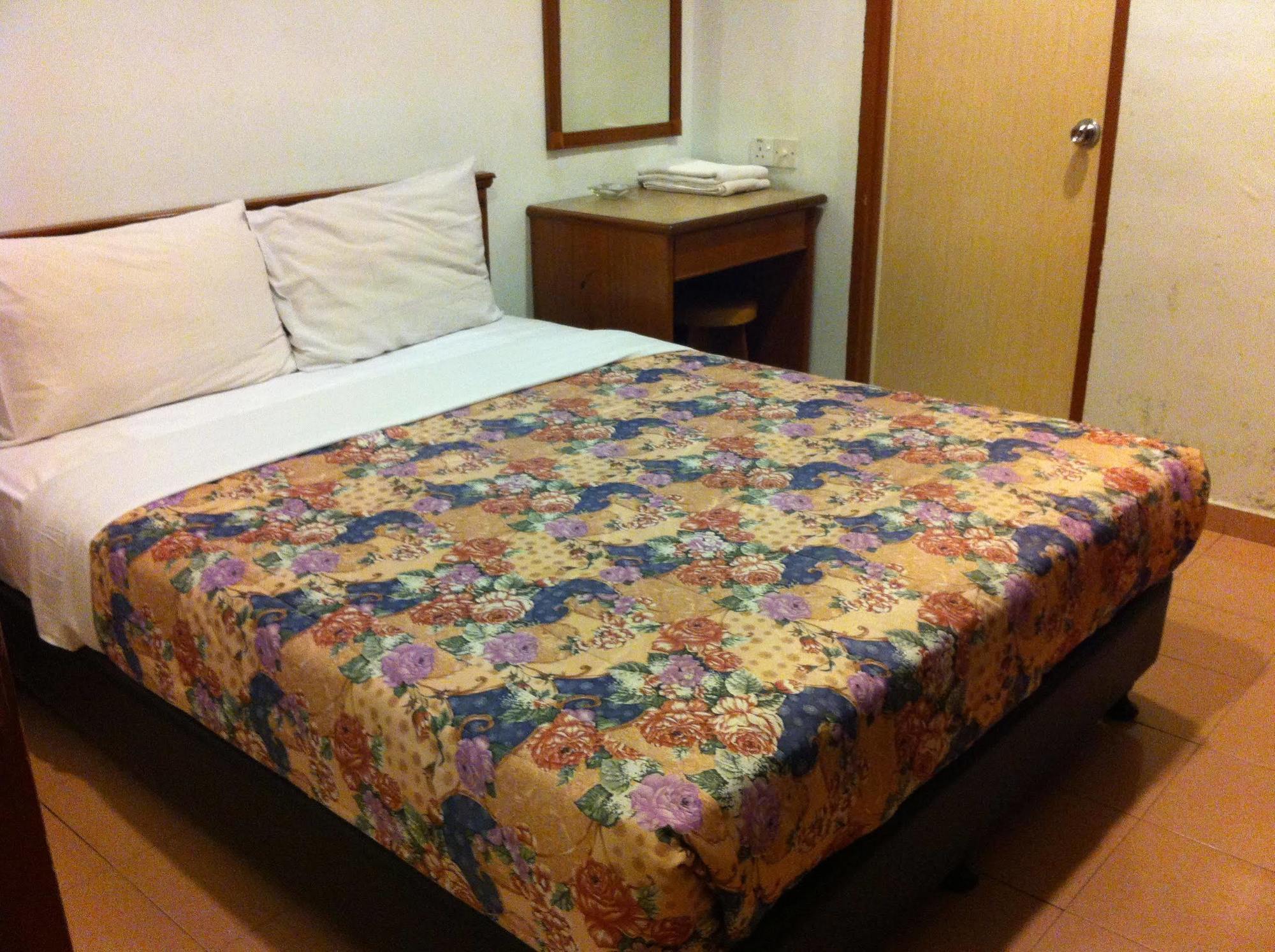 Hotel Home 88 Телук-Интан Экстерьер фото